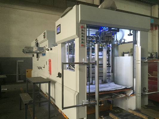 Máquina de descascamento cortando da placa de papel com descascamento do desperdício