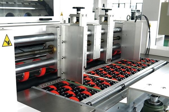 Máquina de corte e vinco para caixa de papelão ondulado totalmente automática com decapagem