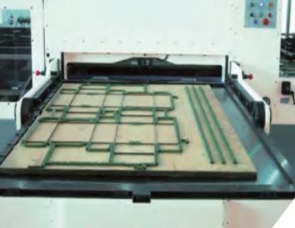 Máquina cortando da caixa ondulada automática de 1650 x de 1200mm com descascamento