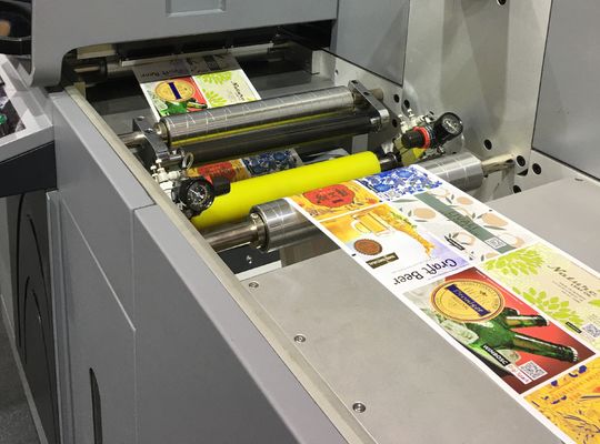 Impressora digital a jato de tinta com estampação de folha de verniz UV Velocidade de impressão máxima de 50 m/min para embelezamento de rótulos