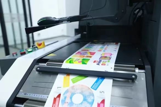 Máquina de impressão e barnizamento de rótulos digitais multicolor