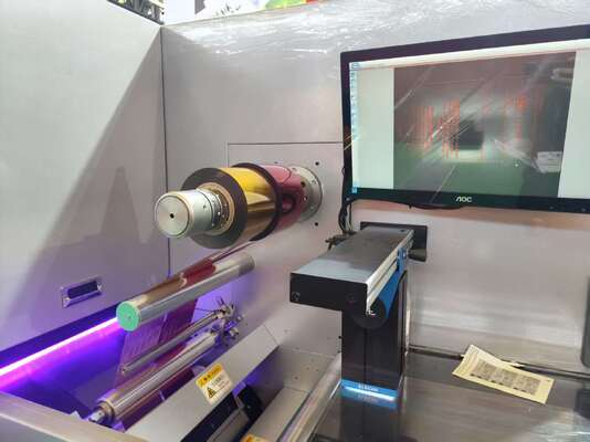 Máquina de impressão e estampagem de folhas de etiqueta digital com verniz UV