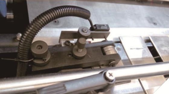 2500shipping e manipulação da folha automática que carimba a máquina cortando
