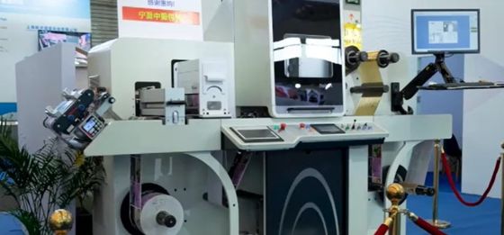 Folha de Digitas que carimba envernizando a máquina de aumentação da etiqueta com efeito 3D de brilho